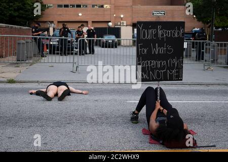 Atlanta, USA. Juni 2020. Der Protestierende hält ein Schild, damit die Polizei außerhalb des Polizeihauptquartiers in Atlanta, USA, während des Einsterbeprotesten für das Leben schwarzer Menschen sehen kann. Quelle: Micah Casella/Alamy Live News. Stockfoto