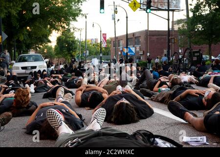 Atlanta, USA. Juni 2020. Demonstranten lagen auf der Straße vor dem Polizeihauptquartier in Atlanta, USA, als Reaktion auf die jüngsten Tötungen von Schwarzen durch die Polizei. Quelle: Micah Casella/Alamy Live News. Stockfoto