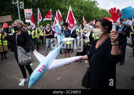 Hannover, Deutschland. Juni 2020. Flugbegleiter der TUI-Airline Tuifly demonstrieren vor dem TUI-Konzerngebäude während der Aufsichtsratssitzung gegen die geplanten Änderungen der TUI-Airline. Der Aufsichtsrat der TUI-Airline Tuifly trifft sich zu den vom Management geplanten Sparmaßnahmen. Neben den rund 8,000 geplanten Stellenabbau innerhalb des Konzerns, vor allem im Ausland, könnten bei der Fluggesellschaft selbst Hunderte weitere Arbeitsplätze verloren gehen. Darüber hinaus wird über eine Halbierung der Flugzeugflotte und die Schließung von Standorten diskutiert. Quelle: Peter Steffen/dpa/Alamy Live News Stockfoto