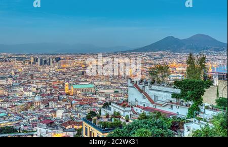 Neapel in Italien mit den Vesuv in der Dämmerung von Vomero gesehen Stockfoto