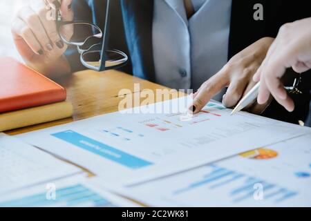 Nahaufnahme Treffen von Geschäftsleuten, um die Situation auf dem Markt zu diskutieren. Business Financial Concept Stockfoto