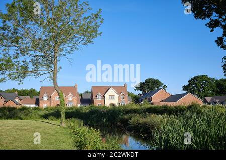 Moderne Wohnanlage in Großbritannien, in Parklandschaft gelegen Stockfoto