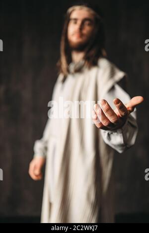 Jesus Christus in ein weißes Gewand erreichen seine Hand, Fenster mit Sonnenlicht auf Hintergrund. Sohn Gottes, christlichen Glauben Symbol Stockfoto