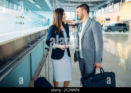 Passagiere der Business Class mit Pässe warten auf Abflug im Flughafen. Kaufmann und Kauffrau in Air Terminal, Verhandlung Reise Stockfoto