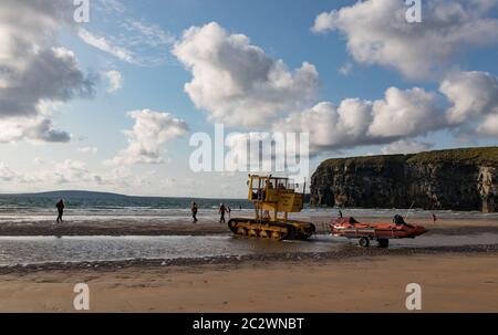 Ballybunion, Irland - 30. Juli 2019: Seerettungsboot wird mit einem Kettenfahrzeug in der Küstenstadt Ballybunion im Westen auf See gestartet Stockfoto