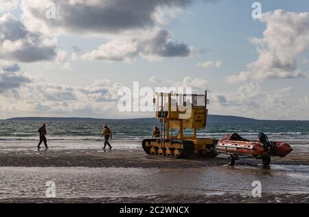 Ballybunion, Irland - 30. Juli 2019: Seerettungsboot wird mit einem Kettenfahrzeug in der Küstenstadt Ballybunion im Westen auf See gestartet Stockfoto