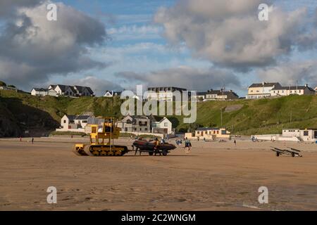 Ballybunion, Irland - 30. Juli 2019: Seerettungsboot wird mit einem Kettenfahrzeug in der Küstenstadt Ballybunion im Westen auf See gestartet Stockfoto