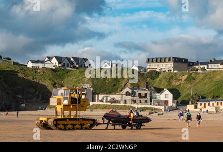 Ballybunion, Irland - 30. Juli 2019: Seerettungsboot wird mit einem Kettenfahrzeug in der Küstenstadt Ballybunion im Westen auf See gestartet Stockfoto