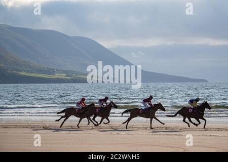 Rossbeigh Beach, Irland - 25. August 2019: Pferderennen am Rossbeigh Beach in der Grafschaft Kerry, Glenbeigh Festival & Races findet jedes Jahr am Th statt Stockfoto