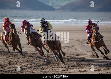 Rossbeigh Beach, Irland - 25. August 2019: Pferderennen am Rossbeigh Beach in der Grafschaft Kerry, Glenbeigh Festival & Races findet jedes Jahr am Th statt Stockfoto