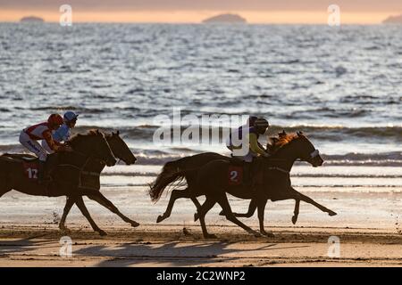 Rossbeigh Beach, Irland - 25. August 2019: Pferderennen am Rossbeigh Beach in der Grafschaft Kerry, Glenbeigh Festival & Races findet jedes Jahr am Th statt Stockfoto