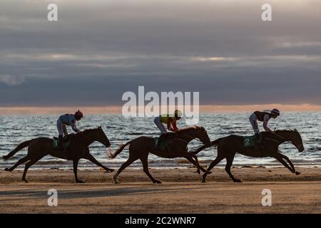 Rossbeigh Beach, Irland - 25. August 2019: Pferderennen am Rossbeigh Beach in der Grafschaft Kerry, Glenbeigh Festival & Races findet jedes Jahr am Th statt Stockfoto