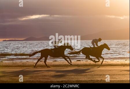 Rossbeigh Beach, Irland - 25. August 2019: Pferderennen am Rossbeigh Beach in der Grafschaft Kerry, Glenbeigh Festival & Races findet jedes Jahr am Th statt Stockfoto