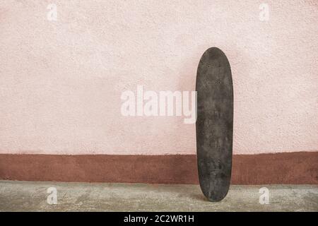 Skateboard an einer Wand. Verwendet Skateboard. Stockfoto