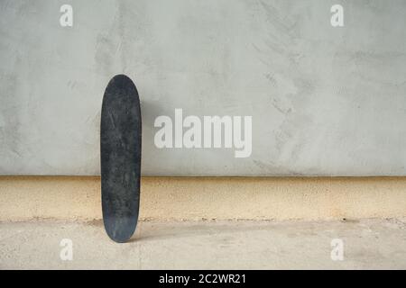 Skateboard an einer Wand. Verwendet Skateboard. Stockfoto