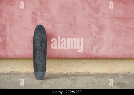 Skateboard an einer Wand. Verwendet Skateboard. Stockfoto