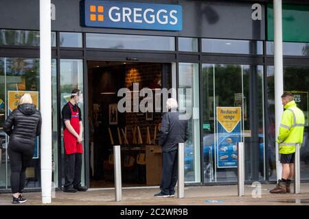 Cardiff, Wales, Großbritannien. Juni 2020. Vor einem Greggs-Laden im Leckwith-Einkaufspark warten Menschen, während die Kette nach der Sperrung des Coronavirus die Geschäfte in Wales wieder eröffnet. Kredit: Mark Hawkins/Alamy Live Nachrichten Stockfoto