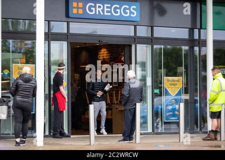 Cardiff, Wales, Großbritannien. Juni 2020. Ein Mann verlässt ein Greggs-Geschäft im Leckwith-Einkaufspark, während die Kette nach der Sperrung des Coronavirus die Geschäfte in Wales wieder eröffnet. Kredit: Mark Hawkins/Alamy Live Nachrichten Stockfoto