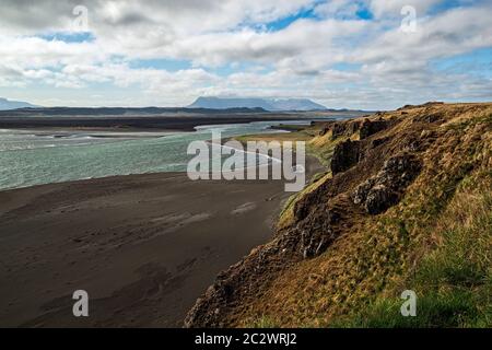 Berge und schwarzer Strand in der Nähe von Hvitserkur in Island Stockfoto