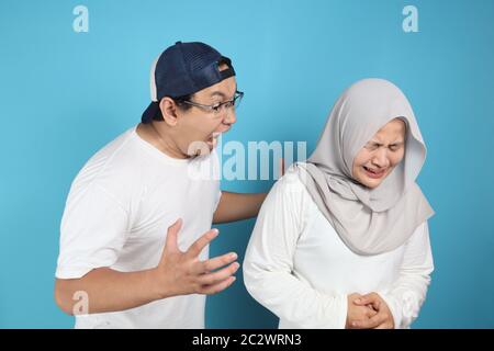 Portrait von lustigen asiatischen muslimischen Paar mit Konflikt, Frau und Mann kämpfen, Gewalt in der Familie, Frau Angst vor ihrem Mann Konzept Stockfoto