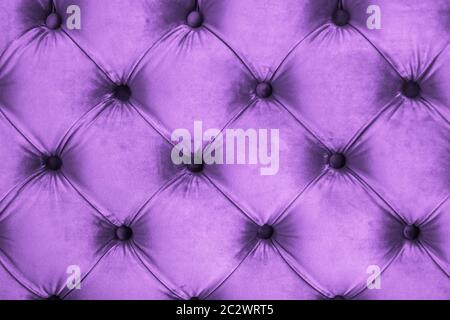 Lila Luxus Velours gesteppte Sofa Polsterung mit Knöpfen, elegante Wohnkultur Textur und Hintergrund Stockfoto