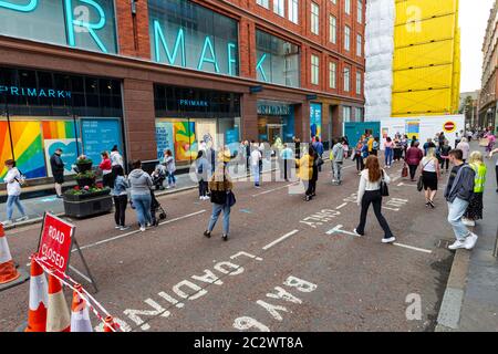 Castle Street Belfast, Antrim, Großbritannien. Juni 2020. Eine große Menschenmenge, die Schlange steht, um den Primark Store in Belfast zu betreten. Mitglieder der Öffentlichkeit, die sich an die Regeln der sozialen Distanzierung halten, stehen außerhalb von Primark, Belfast. Kredit: Bonzo/Alamy Live Nachrichten Stockfoto