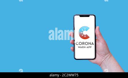 Den Haag, Niederlande - Juni 2020: Female Hand Holding Smartphone mit Corona-Warn-App entwickelt von Deutsche Telekom und SAP auf dem iPhone 11 Pro Max Stockfoto