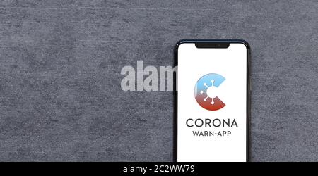 Den Haag, Niederlande - Juni 2020: Deutsche Corona-Warn-App entwickelt von Deutsche Telekom und SAP auf dem iPhone 11 Pro Max vor grauem Hintergrund. Stockfoto