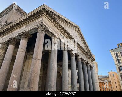 Weitwinkelaufnahme der Fassade mit Säulen des Pantheons in Rom. Stockfoto