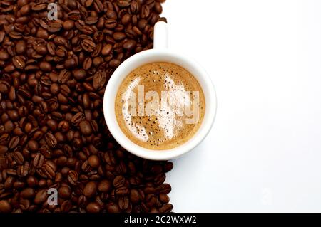 Weiße Tasse frischen aromatischen Kaffee und gerösteten Kaffeesorten Auf weißem Hintergrund Stockfoto