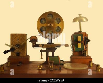 Vintage-Effekt-Bild einer alten Morsecode-Telegrafenmaschine mit Glocke und Messingdrucker Stockfoto