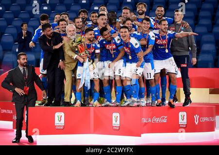 Rom, Italien - 17. Juni 2020: Die Spieler des SSC Napoli feiern mit der Trophäe während der Siegerehrung am Ende des Finalspiels der Coppa Italia zwischen dem SSC Napoli und dem FC Juventus. SSC Napoli gewann 4-2 gegen Juventus FC nach Elfmeterschießen, reguläre Zeit endete 0:0. Quelle: Nicolò Campo/Alamy Live News Stockfoto