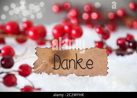 Verbrannt Label mit Deutschen Kalligraphie Danke, Danke. Rot Weihnachten Dekoration mit Schnee Stockfoto