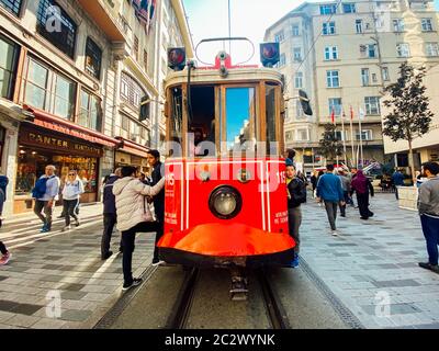 Alte Straßenbahn Istiklal Avenue in Istanbul, Türkei 2. November 2019. Nostalgische rote Straßenbahn in der Taksim Istiklal Street. Rote Retro-Straßenbahn auf c