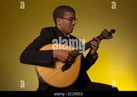 Fado-Musiker mit einer portugiesischen Gitarre, Studio Stockfoto