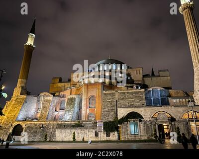 Ayasofya Museum, Hagia Sophia im Sultan Ahmet Park in Istanbul, Türkei 25. Oktober 2019 in einer schönen Sommernachtszene und st Stockfoto