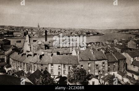 Ein Blick von der Waterside auf die Carlisle Bridge über den Fluss Foyle in Derry oder Londonderry City, Ulster, Nordirland. Ursprünglich fotografiert von Clifton Adams (1890-1934) für 'Ireland: The Rock Whence I Was Hewn', eine National Geographic Magazine-Spielfilm vom März 1927. Stockfoto