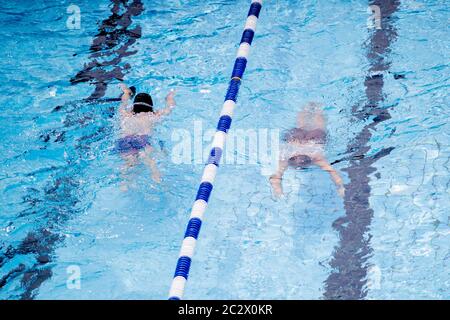 Berlin, Deutschland. Juni 2020. Zwei Badegäste schwimmen im Humboldthain-Sommerbecken. Quelle: Christoph Soeder/dpa/Alamy Live News Stockfoto