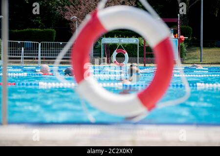 Berlin, Deutschland. Juni 2020. Badegäste schwimmen im Humboldthain-Sommerbecken. Quelle: Christoph Soeder/dpa/Alamy Live News Stockfoto