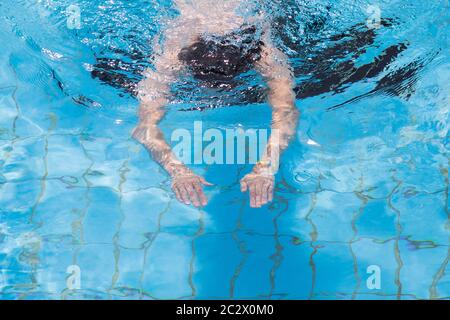 Berlin, Deutschland. Juni 2020. Ein Schwimmer schwimmt im Humboldthain-Sommerbad. Quelle: Christoph Soeder/dpa/Alamy Live News Stockfoto