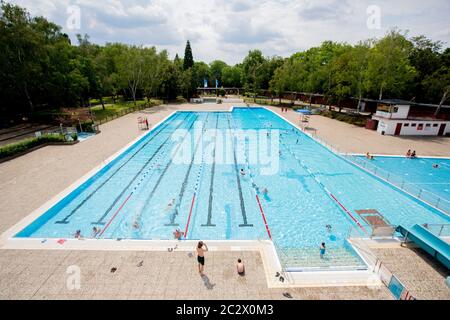 Berlin, Deutschland. Juni 2020. Badegäste schwimmen im Humboldthain-Sommerbecken. Quelle: Christoph Soeder/dpa/Alamy Live News Stockfoto