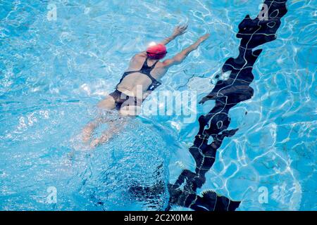 Berlin, Deutschland. Juni 2020. Eine Frau schwimmt im Humboldthain-Sommerbecken. Quelle: Christoph Soeder/dpa/Alamy Live News Stockfoto