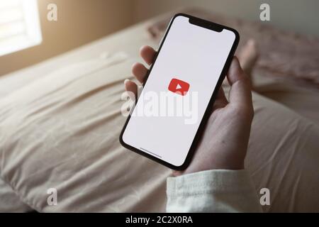 CHIANG MAI, THAILAND - 7. JUNI 2020: IPhone X der neuesten Generation mit YouTube-Logo auf dem Bildschirm Stockfoto