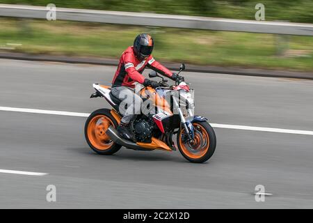 Repsol honda CBR Motorradfahrer; zweirädrige Transport, Motorräder, Fahrzeug, Straßen, Motorräder, Motorradfahrer fahren in Chorley, Großbritannien Stockfoto