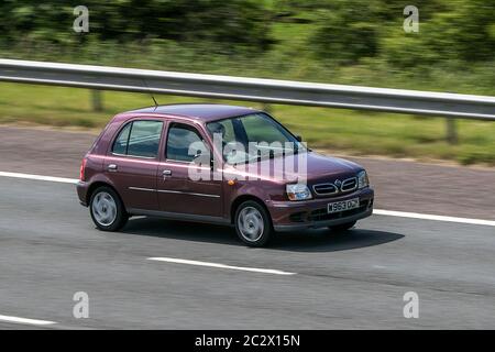 2000 rot Nissan Micra S; Fahrzeugverkehr Fahrzeuge, Autos, die Fahrzeuge auf britischen Straßen fahren, Motoren, auf der Autobahn M6 Stockfoto