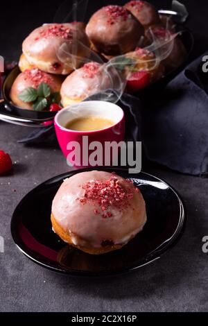 Köstliche Berliner Donuts gefüllt mit Himbeermarmelade Stockfoto