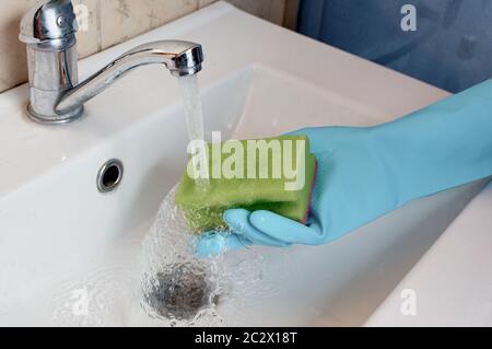 Uboka im Badezimmer. Reinigen des Waschbeckens. Stockfoto