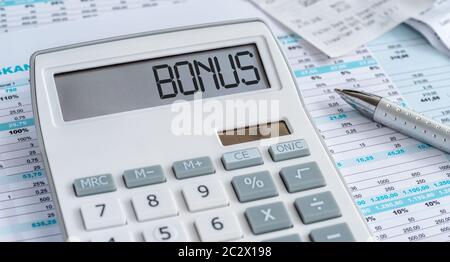 Ein Rechner mit dem Wort Bonus auf dem Display Stockfoto