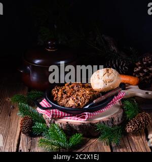 Polnischer Bigos mit Wurst und getrockneter Pflaume Stockfoto