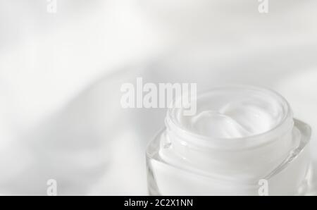 Gesichtscreme Feuchtigkeitscreme Glas auf Seide Hintergrund, feuchtigkeitsspendende Hautpflege Lotion und Lifting Emulsion, Anti-Age-Kosmetik für Luxus Stockfoto